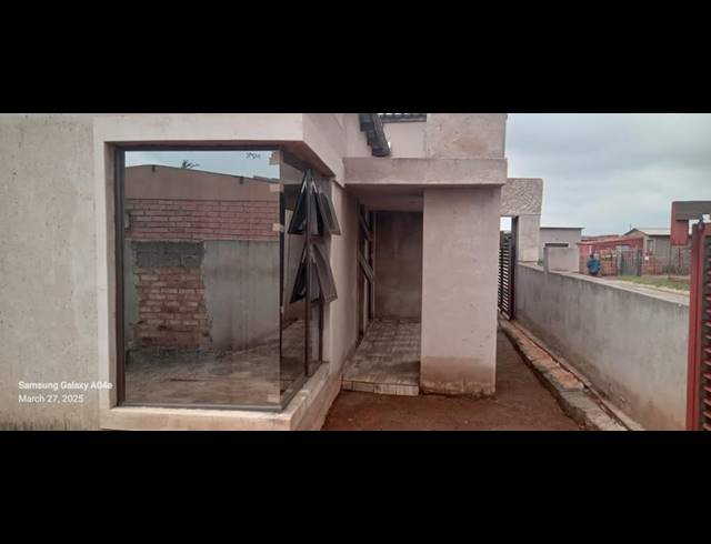 3 BEDROOM TOWNHOUSE FOR SALE IN BOTLENG EXT 4